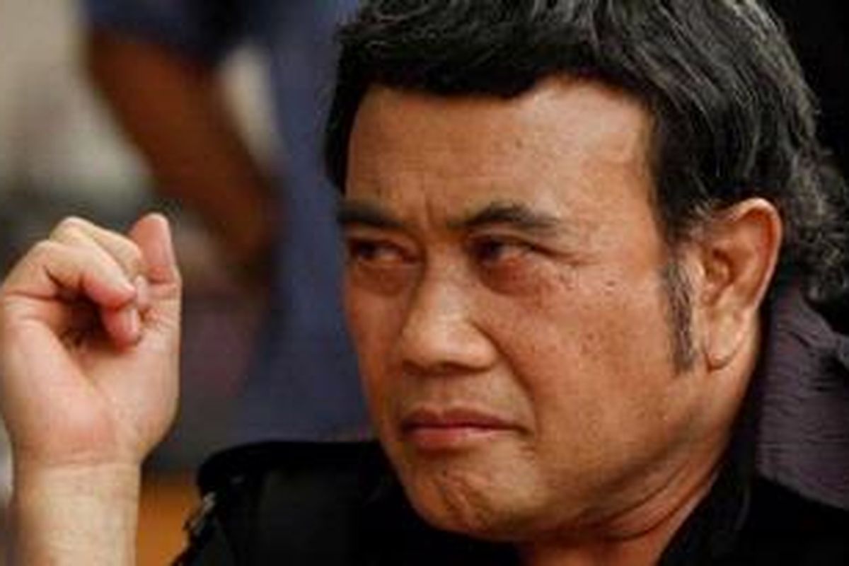 Penyanyi dangdut Rhoma Irama saat diwawancarai wartawan di Wisma Nusantara, Jalan MH Thamrin, Jakarta Pusat, Selasa (13/11/2012). Rhoma Irama menyatakan siap dicalonkan sebagai presiden. Kesiapan itu dia tegaskan setelah sebelumnya para ulama yang tergabung dalam Wasilah Silaturahim Asatidz Tokoh dan Ulama (Wasiat Ulama) mendaulat Rhoma Irama menjadi capres di Pemilu 2014.   