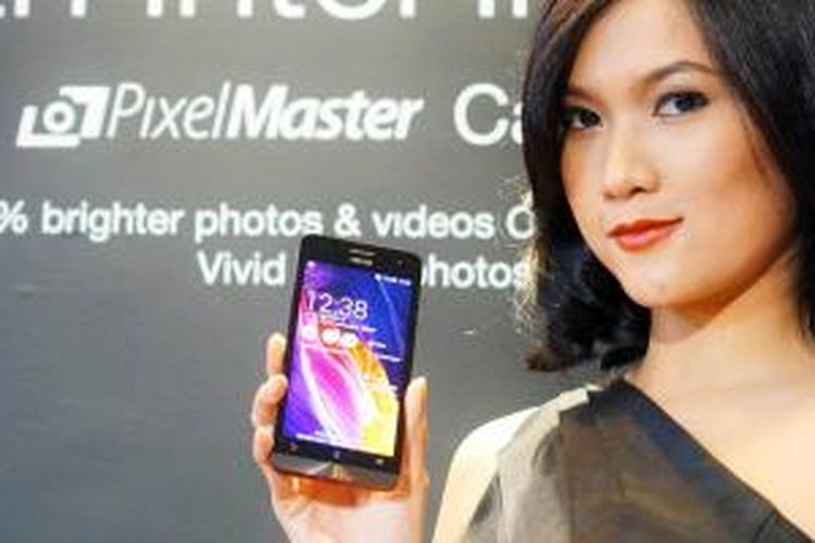 Model memamerkan smartphone Android Asus Zenfone di Jakarta, Selasa (15/4/2014).