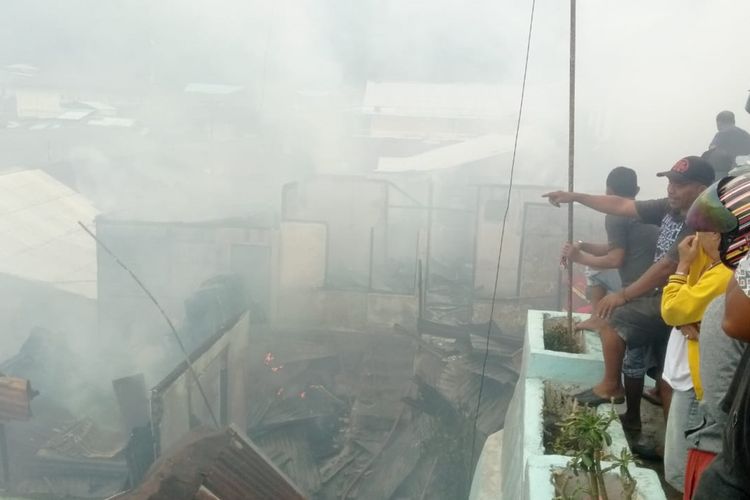 Dua orang tewas dalam kebakaran yang menghanguskan empat rumah warga di kawasan dekat Asrama Militer Kodam Pattimura di Batu Merah Dalam, Ambon, Sabtu (14/9/2019)