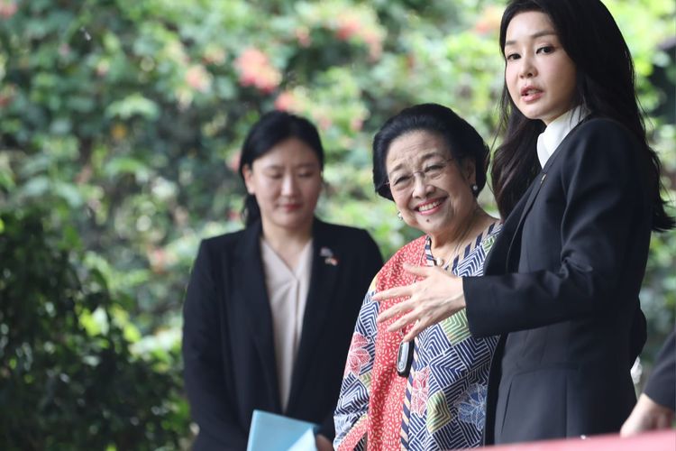 Presiden kelima RI Megawati Soekarnoputri berpose dengan Ibu Negara Korea Selatan Kim Keon Hee di Istana Batu Tulis, Bogor, Jawa Barat, Kamis (7/9/2023). 