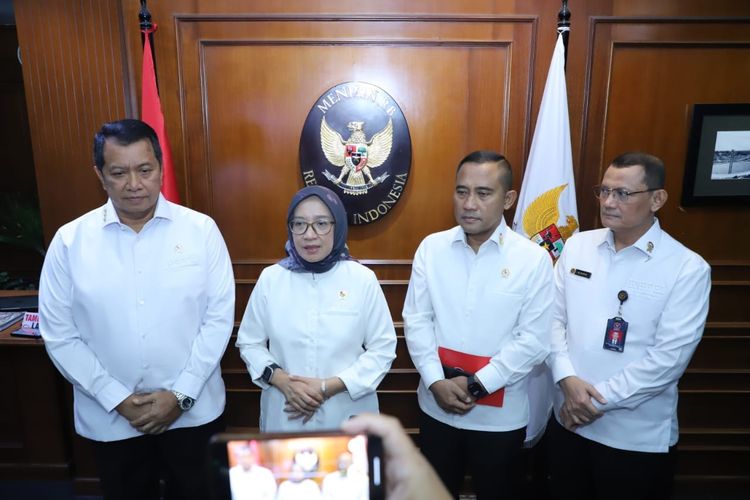 Menteri PANRB Rini Widyantini bersama Kepala BNPT Eddy Hartono saat menghadiri pertemuan pembahasan penguatan OTK BNPT di Kantor Kementerian PANRB, Jakarta, Senin (25/11/2024). 