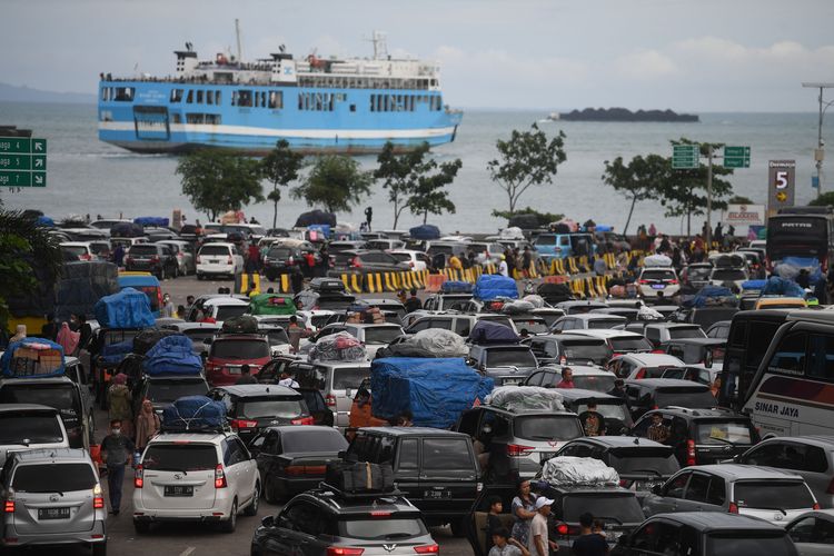 Sejumlah kendaraan mengantre untuk naik ke atas kapal di Pelabuhan Merak, Banten, Jumat (29/4/2022). Dalam puncak arus mudik di Pelabuhan Merak, ribuan kendaraan terjebak kemacetan hingga Cilegon Barat atau sekitar 10 km baik di jalur tol maupun jalur jalan arteri. ANTARA FOTO/Akbar Nugroho Gumay.