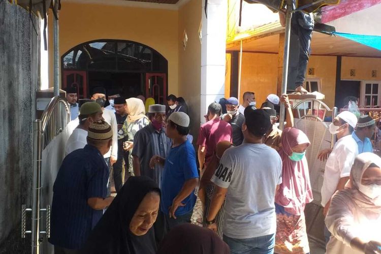 Ratusan warga masih terus melayat di rumah duka almarhum Bupati Seram Bagian Barat, Maluku Muhamad Yasin Payapo di kawasan Galunggung Kecamatan Sirimau, Kota Ambon, Minggu (1/8/2021)