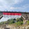HUT RI, Mapala UPB Bentangkan Bendera Raksasa di Jembatan Tembana