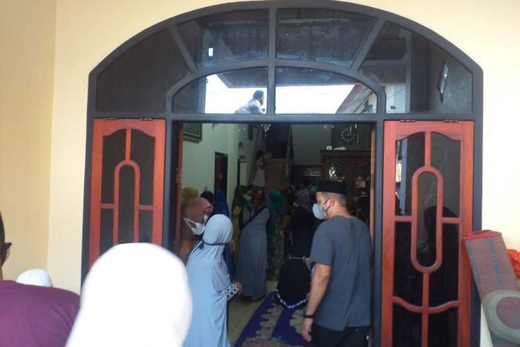 Ratusan warga masih terus melayat di rumah duka almarhum Bupati Seram Bagian Barat, Maluku Muhamad Yasin Payapo di kawasan Galunggung Kecamatan Sirimau, Kota Ambon, Minggu (1/8/2021)