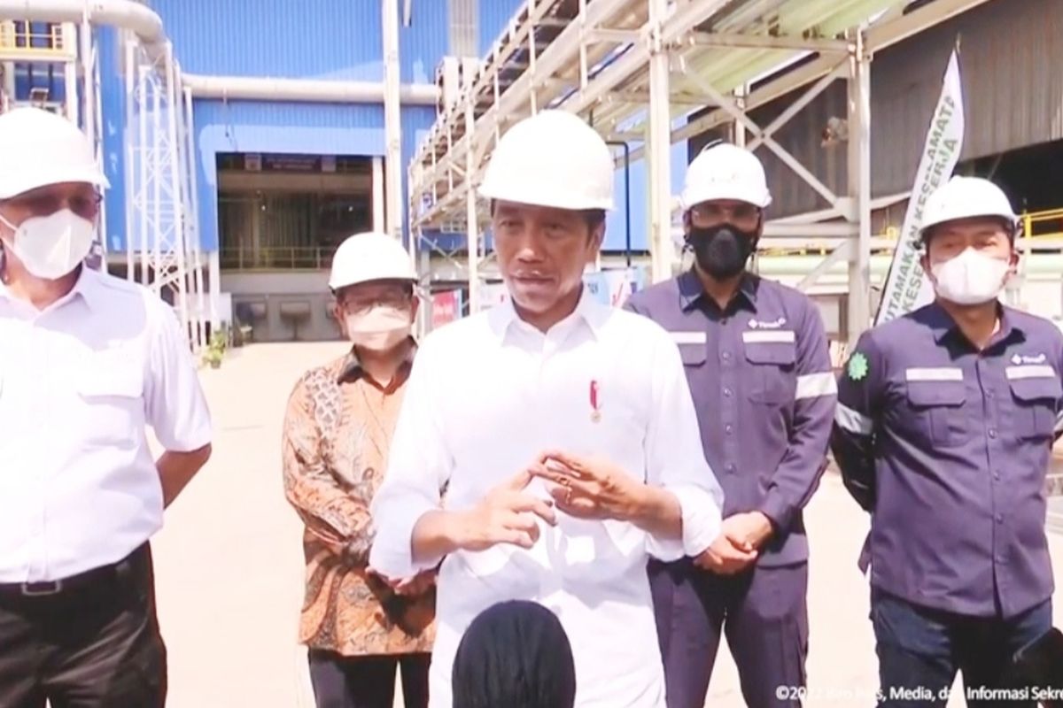 Presiden Joko Widodo memberikan keterangan pers saat meninjau pembangunan Top Submerged Lance (TSL) Ausmelt PT Timah Tbk di Kabupaten Bangka Barat, Bangka Belitung pada Kamis (20/10/2022) 
