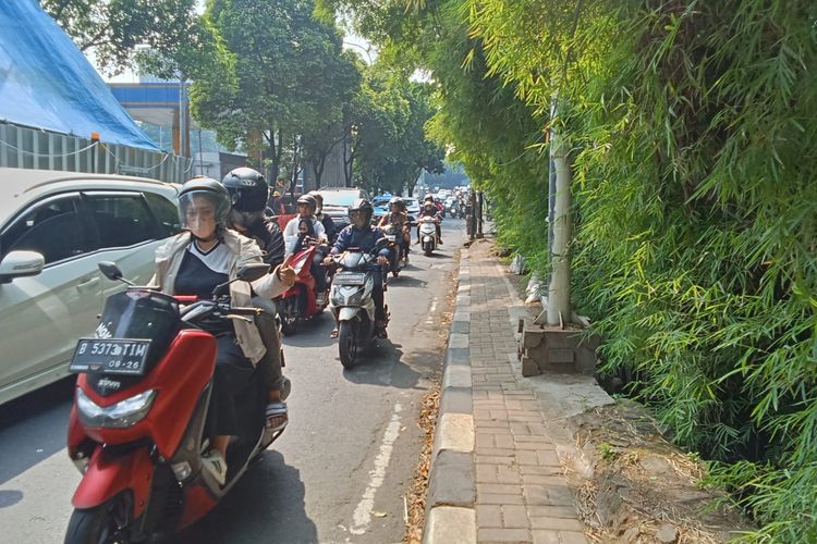 Kondisi kemacetan Jalan TB Simatupang, Jakarta Selatan akibat proyek galian pipa aerial  limbah, Minggu (24/8/2025)
