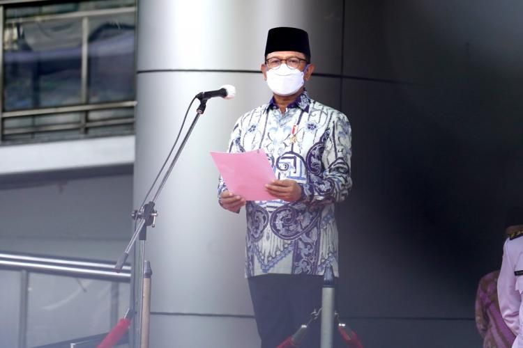 Menteri Komunikasi dan Informatika (Menkominfo) Johnny Gerald Plate saat menghadiri Upacara Peringatan ke-76 Hari Pahlawan di Kantor Kementerian Komunikasi dan Informatika (Kemenkominfo), Jakarta Pusat, Rabu (10/11/2021).
