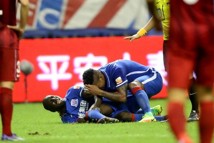 Demba Ba mengalami patah kaki saat memperkuat Shanghhai Shenhua pada laga kontra Shanghai SIPG pada Juli 2016.