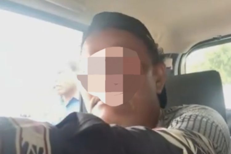 Tangkapan layar video viral seorang pria mengaku diperas oleh oknum di kawasan Bandara SSK II Pekanbaru, Riau, Jumat (5/8/2022).