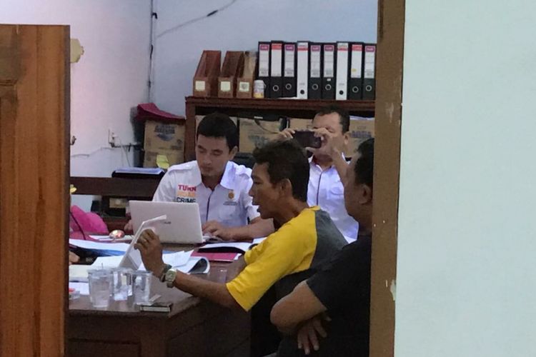 Tim Tindak Pidana Korupsi Satreskrim Polres Madiun memeriksa pengurus Paguyuban 9 Muda dalam kasus pungli PKL Alun-alun Mejayan, Kabupaten Madiun, Rabu (28/3/2018).