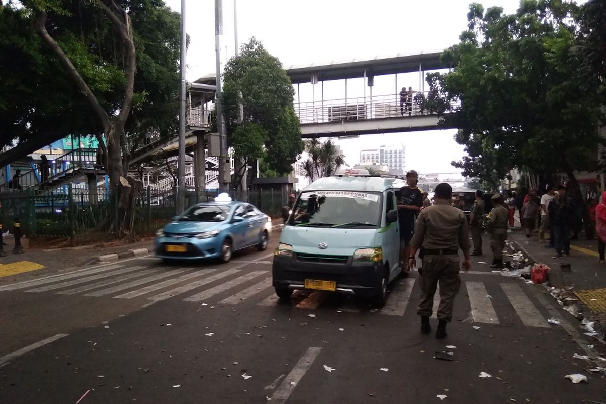Angkot ngetem dan parkir liar jadi masalah kemacetan di Jatinegara, Selasa (12/6/2018)