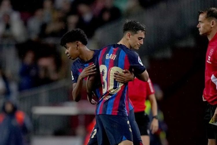 Momen ketika Lamine Yamal masuk menggantikan Gavi dalam laga lanjutan Liga Spanyol 2022-2023 Barcelona vs Betis di Stadion Camp Nou, Minggu (30/4/2023) dini hari WIB.