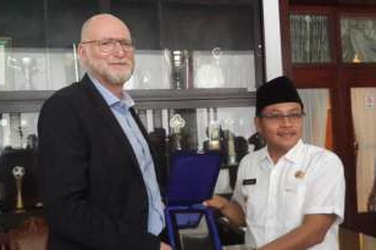 Duta Besar Australia untuk Indonesia Paul Grigson (kiri) dan Wakil Wali Kota Malang Sutiaji di Balai Kota Malang, Jawa Timur, Rabu (23/11/2016)