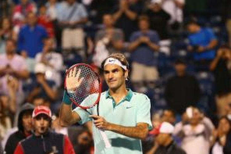 Petenis Swiss, Roger Federer, merayakan kemenangan atas Marin Cilic dari Kroasia, pada babak ketiga Rogers Cup yang berlangsung di Toronto, Kanada, Kamis (7/8/2014).