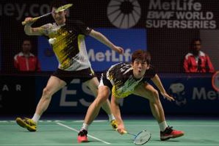 Ganda putra Korea, Lee Yong-dae(kanan)/Yoo Yeon-seong mengembalikan kok ke arah ganda Malaysia, Hoon Thien How/Tan Boon Heong, pada semifinal Australia Terbuka di Sydney, Sabtu (28/62014).