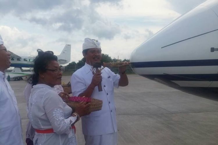 Wakil Gubernur Bali Ketut Sudikerta saat upacara melaspas jet di Bandara Ngurah Rai, Bali, Jumat (21/4/2017).