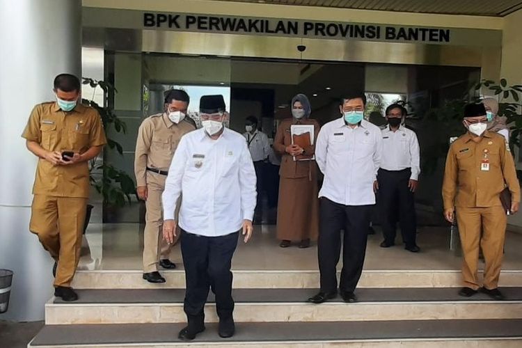 Gubernur Banten Wahidin Halim didampingi Ketua BPK Perwakilan Banten Arman Syifa usai menyerahkan LKPD tahun 2020