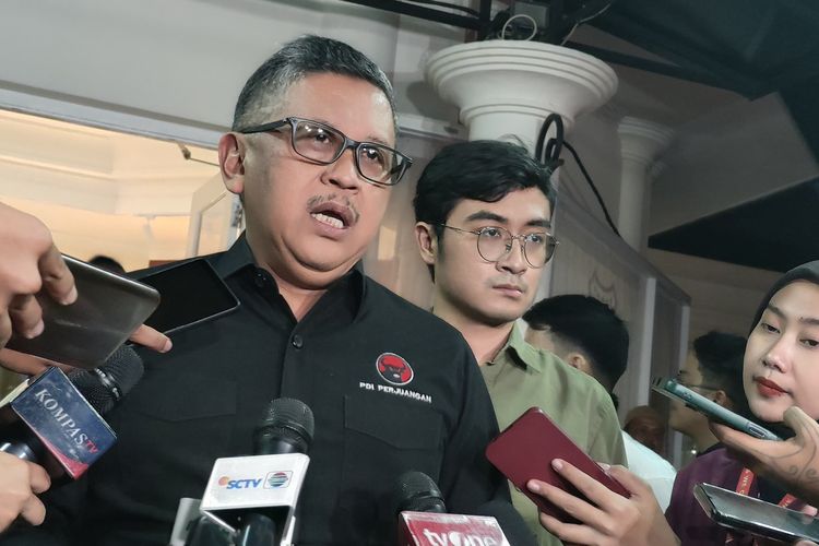 Sekretaris Jenderal PDI-P Hasto Kristiyanto (kiri) didampingi politikus PDI-P Aryo Seno Bagaskoro (kanan) usai pembubaran TPN Ganjar-Mahfud di Posko Teuku Umar Nomor 9, Jakarta Pusat, Senin (6/5/2024) malam.