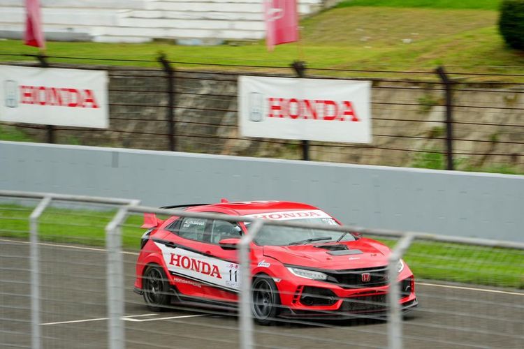 Mobil tim Honda Racing Indonesia melaju dalam seri pembuka Indonesian Sentul Series of Motorsport (ISSOM) 2023 di Sirkuit Internasional Sentul, Bogor, Jawa Barat, pada Minggu (5/3/2023).