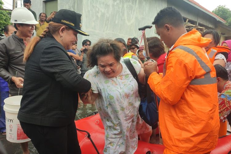 Wali Kota Semarang Hevearita Gunaryanti Rahayu membantu proses evakuasi warga saat meninjau banjir di Kelurahan Kuningan, Kecamatan Semarang Utara, Kamis (14/3/2024).