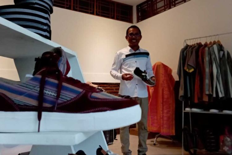 Mampir ke stand UMKM Mandalika, Presiden Jokowi membeli sepatu tenun Pringgasela seharga Rp 350.000