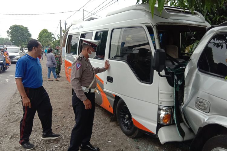 Kecelakaan beruntun terjadi di jalan nasional yang menghubungkan Blitar dengan Kediri dan Tulungagung di Kecamatan Srengat, Kabupaten Blitar, Jumat (27/5/2022). 