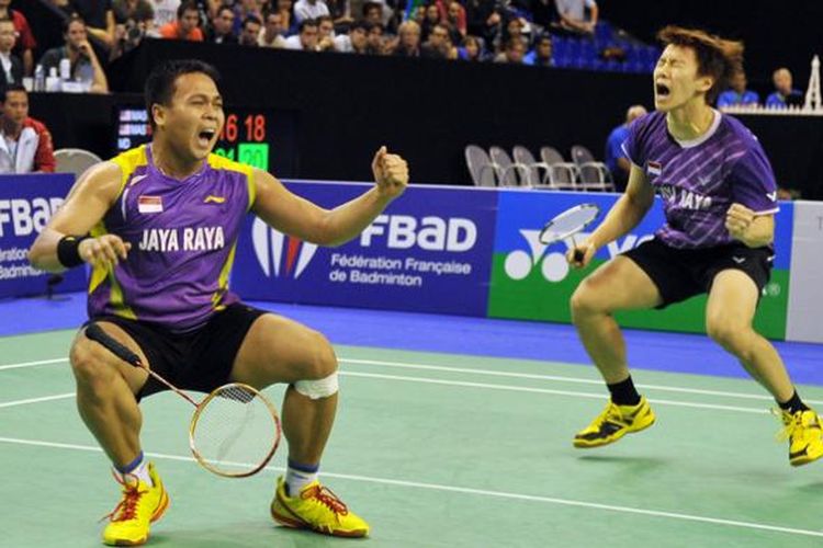 Ganda putra Indonesia, Gideon Markus Fernaldi (kiri)/Markis Kido mengekspresikan kemenangannya pada babak final Yonex French Open Superseries 2013, di Paris, Minggu (27/10/2013).