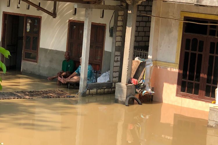 Luapan Kali Lamong membuat beberapa desa di Kecamatan Balongpanggang dan Benjeng, Gresik, Jawa Timur, terendam banjir.