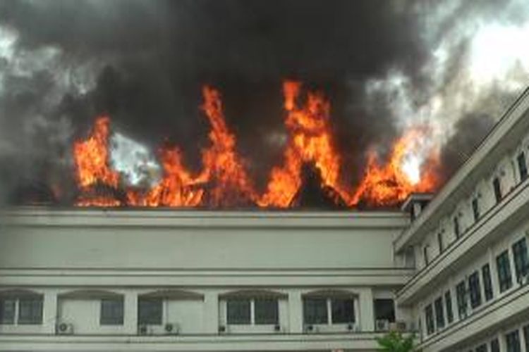 Lantai empat gedung Hotel Golden Season Samarinda terbakar pada Sabtu (04-01-2014)