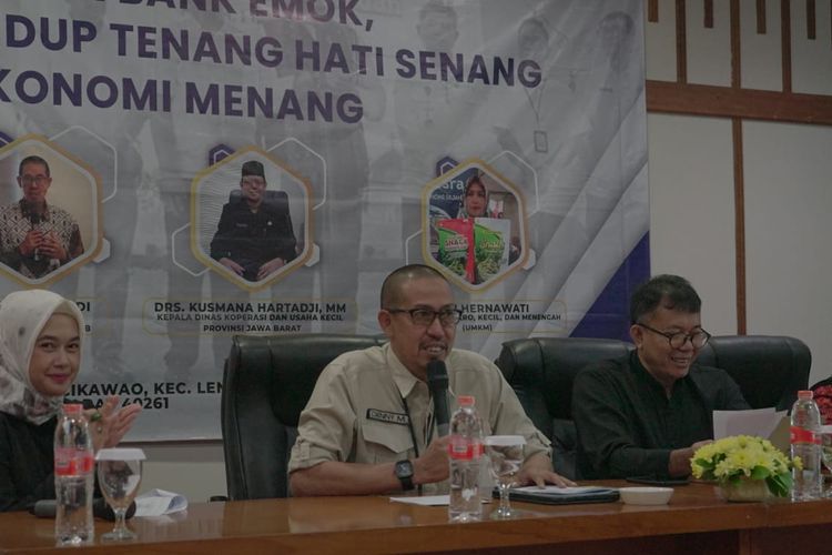 Pemimpin Divisi Kredit UMKM Bank BJB Denny Mulyadi dan Kepala Bidang Usaha Kecil pada Dinas Koperasi dan Usaha Kecil (KUK) Jawa Barat Ucup Yusuf saat diskusi Galang Aspirasi Politik (Gaspol) yang digelar PWI Pokja Gedung Sate di Kota Bandung, Kamis (20/7/2023). 
