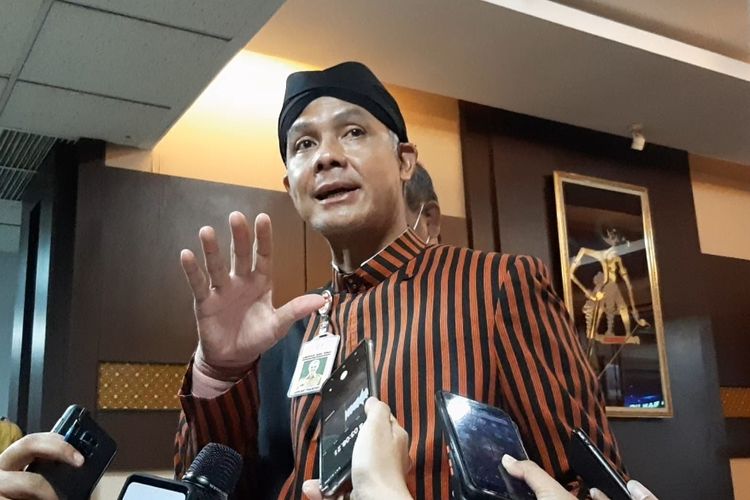 Gubernur Jawa Tengah Ganjar Pranowo usai rapat penanganan banjir rob di kantornya, Kamis (2/6/2022)