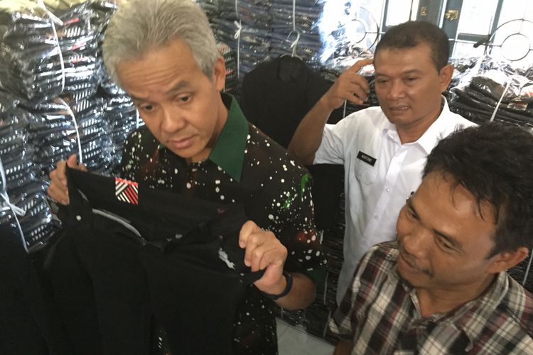 Gubernur Jawa Tengah Ganjar Pranowo mengunjungi sentra konveksi jins dan batik di Desa Rowosari Kecamatan Ulujami Kabupaten Pemalang, Jawa Tengah. Ganjar menilai diversifikasi pemasaran melalui e-commerce diperlukan guna meningkatkan ekonomi para pelaku UMKM, Rabu (27/9/2017)