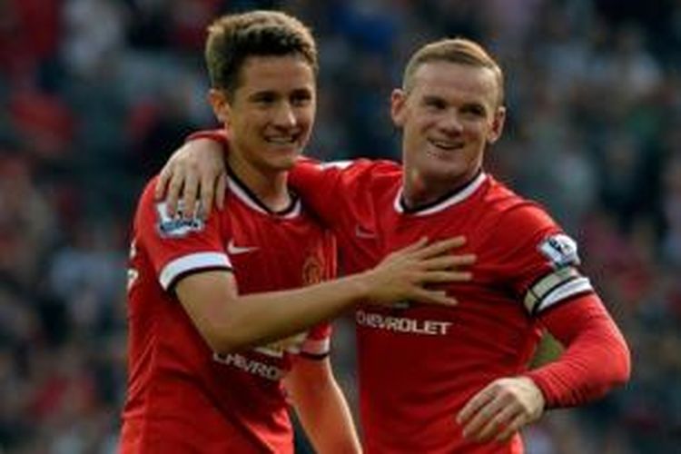 Dua pemain Manchester United, Ander Herrera (kiri) dan Wayne Rooney (kanan).