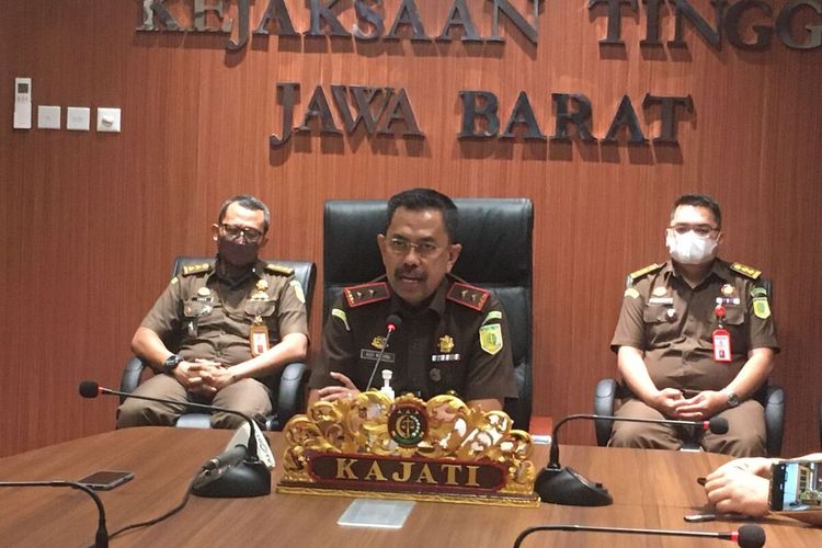 Kepala Kejaksaan tinggi Jawa Barat tengah melakukan konferensi pers terkait perkara Nurhayati yang jadi tersangka kasus dugaan tipikor APBDes Desa Citemu Kabupaten Cirebon.
