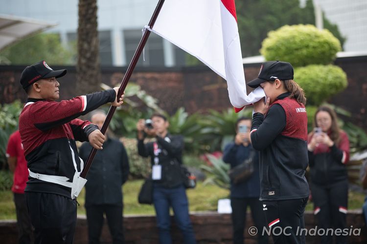 Pengukuhan kontingen Indonesia untuk SEA Games 2023 di Lapangan Kemenpora, Selasa (2/5/2023).