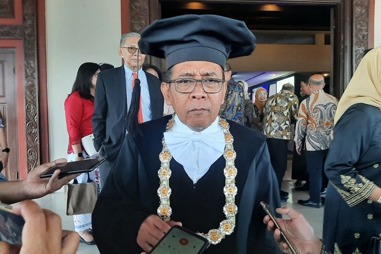 Menteri Sekretaris Negara (Mensesneg) Pratikno sekaligus Ketua Majelis Wali Amanat saat menemui wartawan usai acara Rapat Terbuka Dies Natalis ke-74 Universitas Gadjah Mada (UGM) yang digelar di Grha Sabha Pramana, Selasa (19/12/2023).