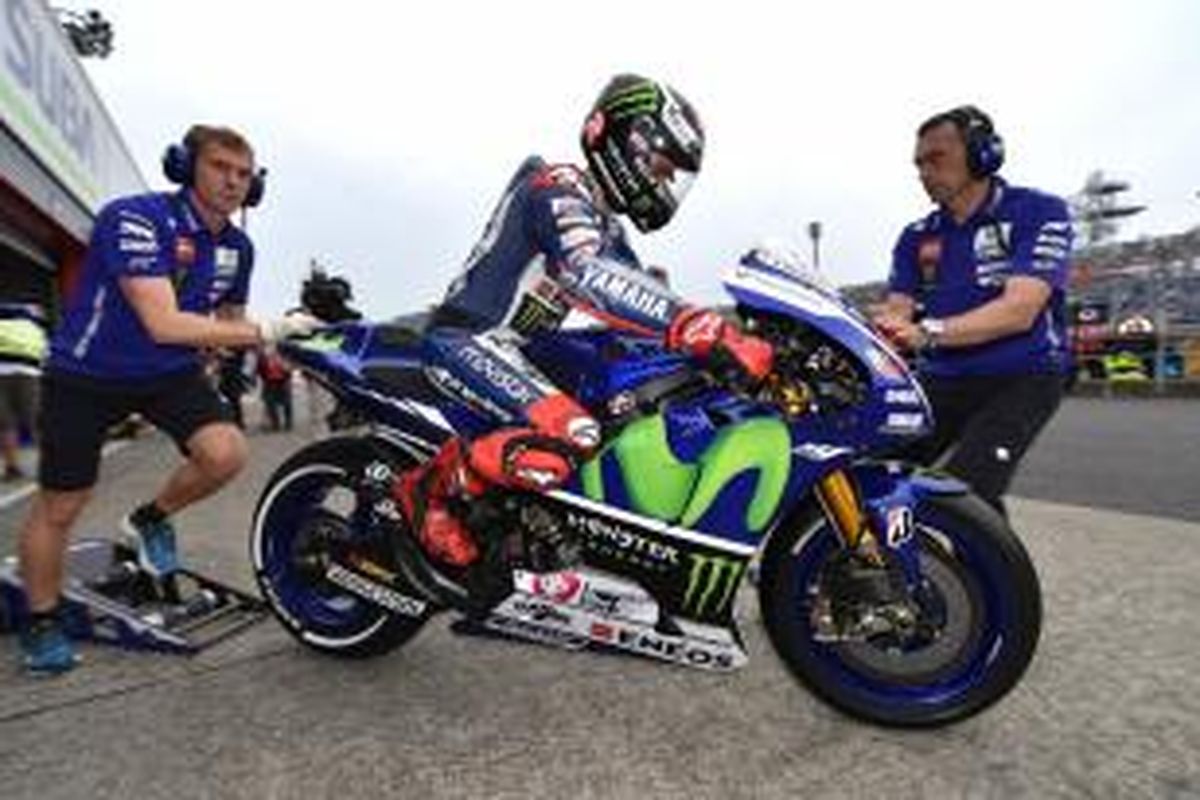 Pebalap Movistar Yamaha asal Spanyol, Jorge Lorenzo, keluar dari paddock saat sesi kualifikasi GP Jepang di Sirkuit Twin Ring Motegi, Minggu (11/10/2015).