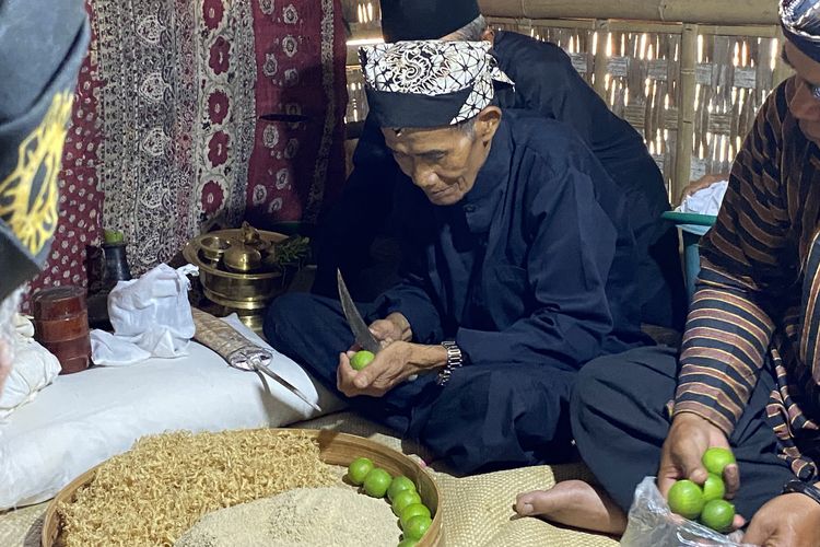 Tetua adat melakukan prosesi pembersihan pusaka Buyut Cungking pada Resik Kagungan, Minggu, (12/1/2025). 