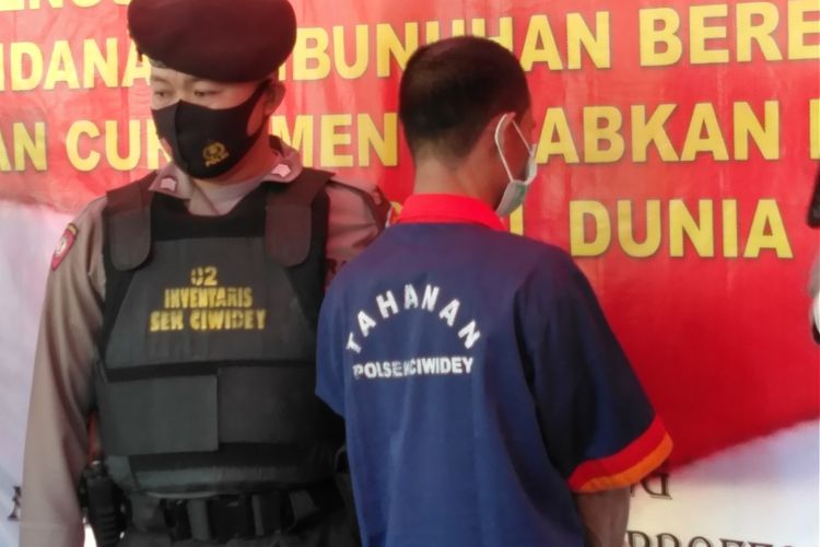 Kapolresta Bandung Kombes Pol Hendra Kurniawan dan Kapolsek Ciwidey AKP Ivan Taufik tengah memperlihatkan barang bukti kasus pembunuhan yang dilakukan Ketua RT kepada warganya, di Mapolsek Ciwidey, Senin (27/7/2020).