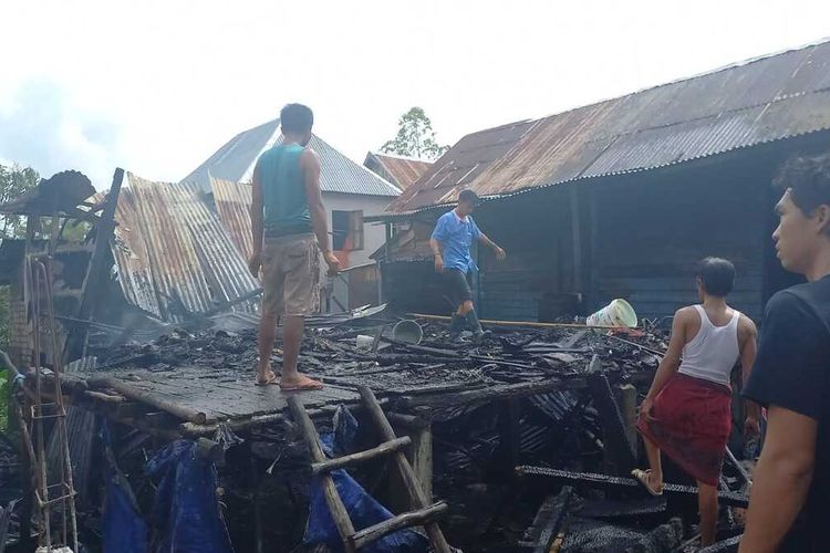 Lokasi kebakaran yang terjadi di Jalan Tepi Sungai Kedukan, Kelurahan 3-4 Ulu, Kecamatan Seberang Ulu 1, Palembang, Sumatera Selatan, Senin (7/3/2022). Akibat kejadian tersebut,seorang bayi perempuan usia 10 hari tewas.