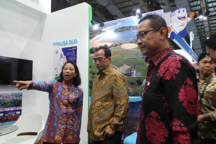 Menteri Perhubungan Budi Karya Sumadi dan Menteri BUMN Rini Soemarno serta Direktur Utama PT KAI Edi Sukmoro saat membuka acara KAI Travel Fair 2017, di Jakarta Convention Center, Sabtu (29/7/2017). 