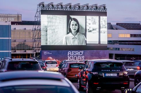 Tempat Parkir Pesawat di Bandara Lithuania Difungsikan Jadi Bioskop Drive-In