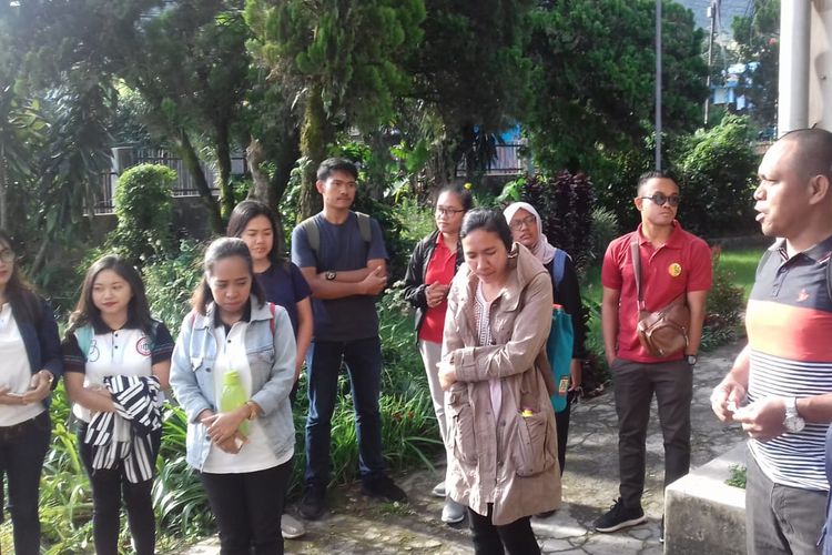 Sebelas dokter yang tergabung IDI Kabupaten Manggarai diterjunkan ke tempat pengungsian longsor.