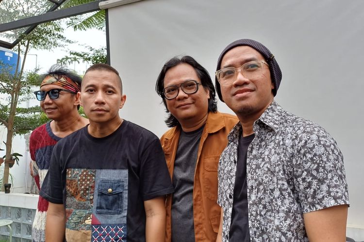 The Rain merilis versi terbaru lagu “Terlatih Patah Hati” saat ditemui di daerah Kalibata, Jakarta Selatan, Rabu (22/11/2023). 