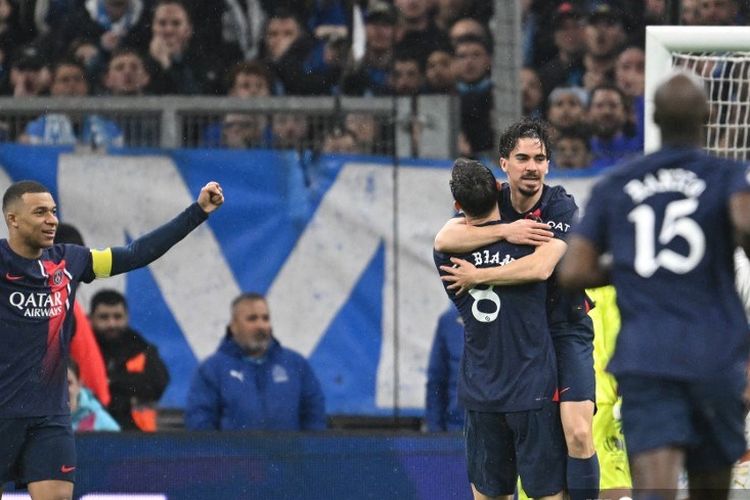 Gelandang Paris Saint-Germain Vitinha (kanan) merayakan gol bersama Fabian Ruiz (tengah) setelah mencetak gol pembuka pada pertandingan Ligue 1 Perancis antara Olympique Marseille vs Paris Saint-Germain (PSG) di Stade Velodrome di Marseille, Perancis, pada 31 Maret 2024.