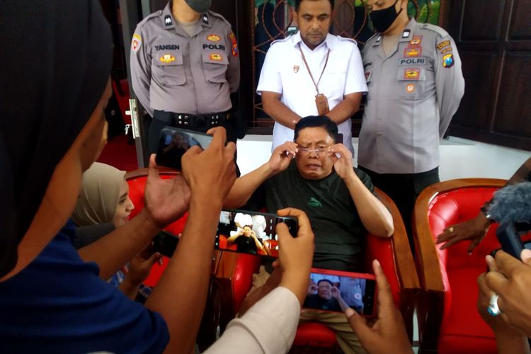 Wali Kota Blitar Santoso memberikan keterangan kepada wartawan di teras rumah dinasnya terkait peristiwa perampokan yang menimpa dirinya, Selasa (13/12/2022)