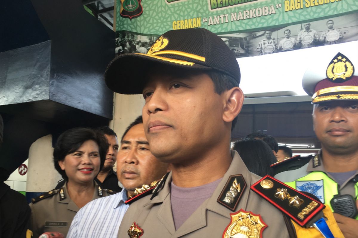 Wakapolres Metro Bekasi Kota, Wijanarko saat melakukan pengecekan urine para supir bus di Terminal Bus Kota Bekasi, Rabu (21/6/2017). 