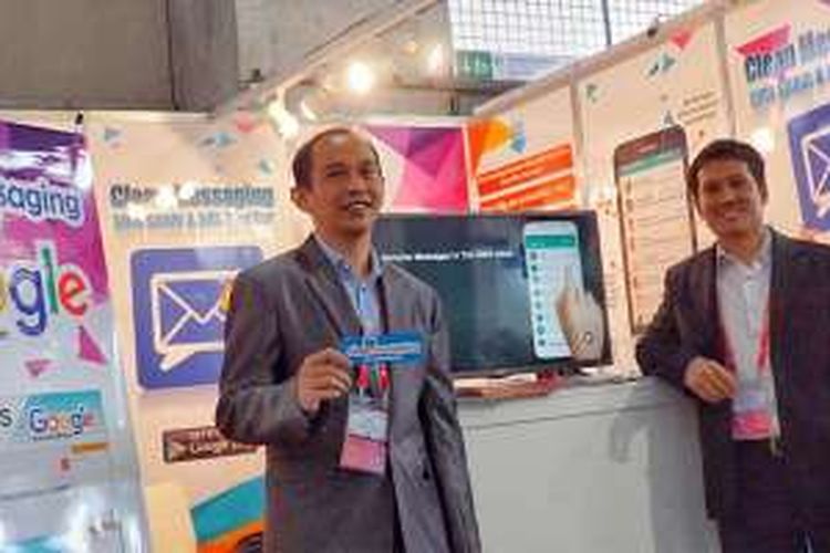 Duo pengembang Anton Nasser dan R. Ari Sudraja (kiri) saat ditemui di stand aplikasi filter spam untuk mobile Clean Messaging buatan mereka di Mobile World Congress 2016 di Barcelona, Spanyol. 