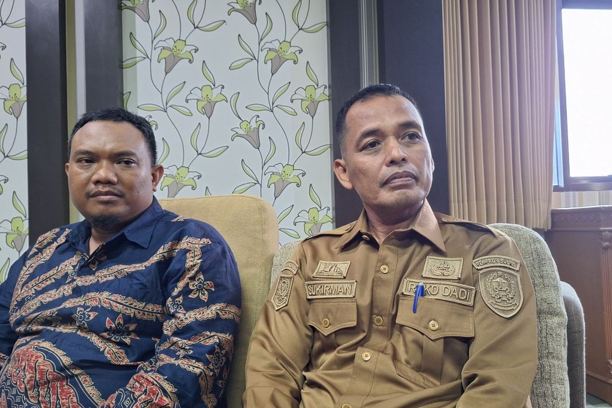 Plt Kabid Humas RSKD Dadi Makassar Sukirman (kanan) didampingi stafnya saat memberikan keterangan terkait peristiwa kematian salah satu pasien dalam gangguan jiwa, Senin (21/10/2024).